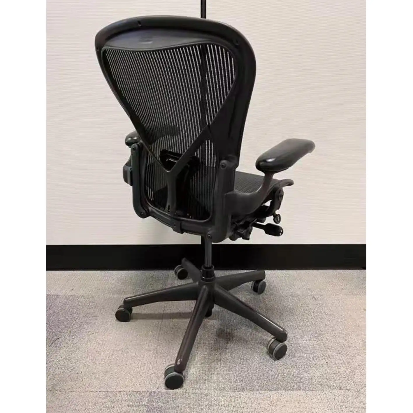 Herman Miller Aeron – Size B – Tilt Lock – Posture Fit – Black